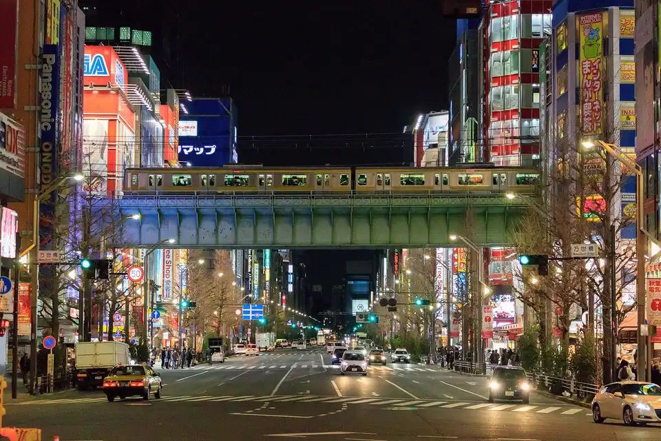 夜の秋葉原の中央通りと、総武線の高架